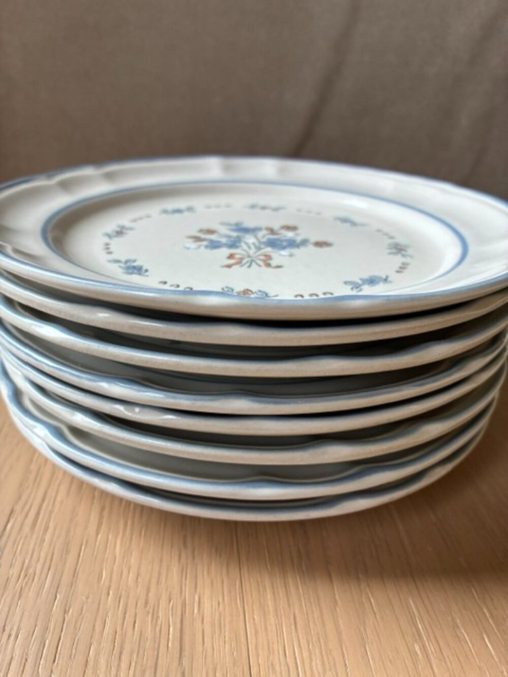 8 x Vintage Cordella Stoneware Scalloped Bluet Lunchen Plates with Bouquet & Bow